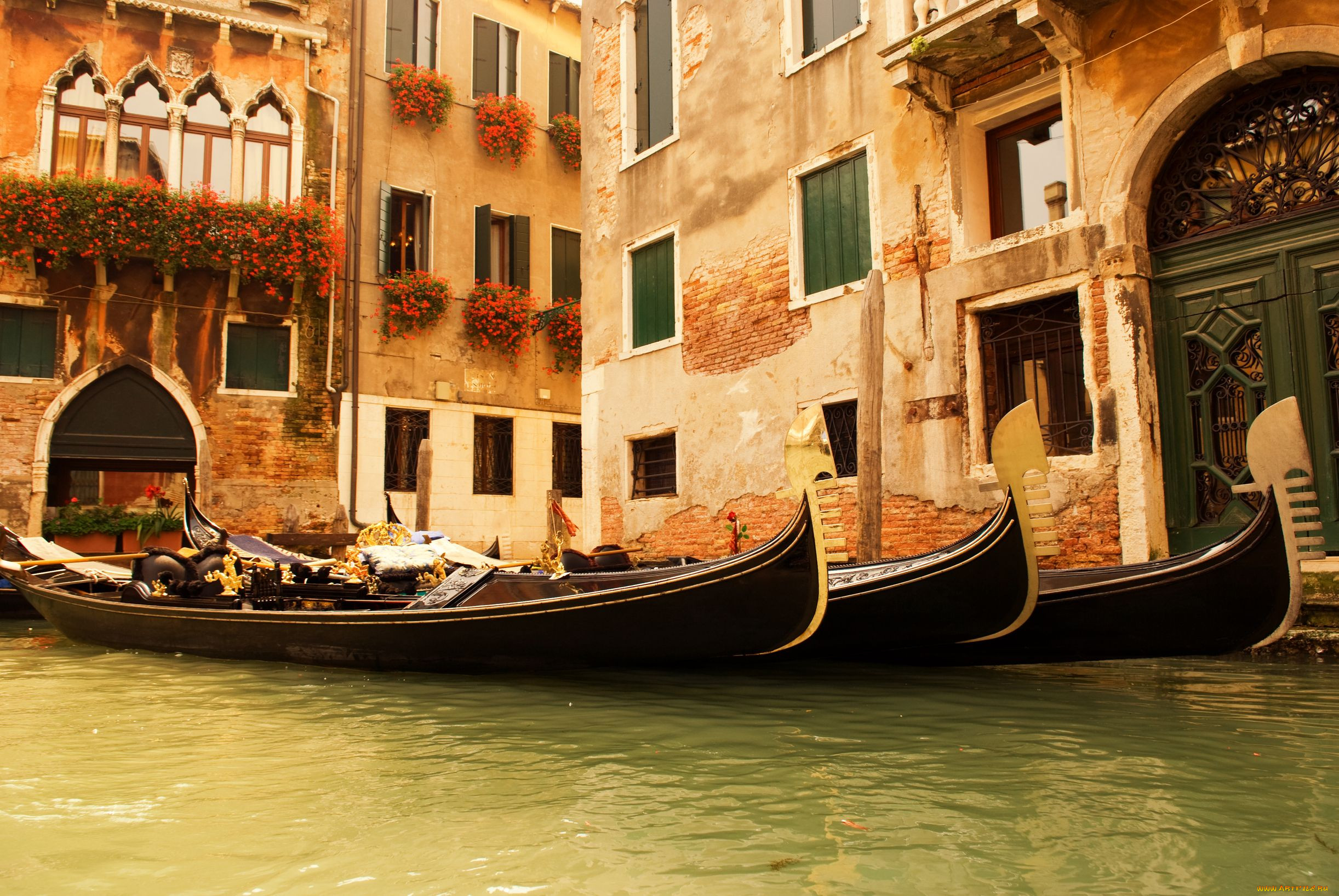 Обои на стол италия. Италия Венеция гондолы. Италия гондолы улочки. Венеция гондолы и гондольеры.